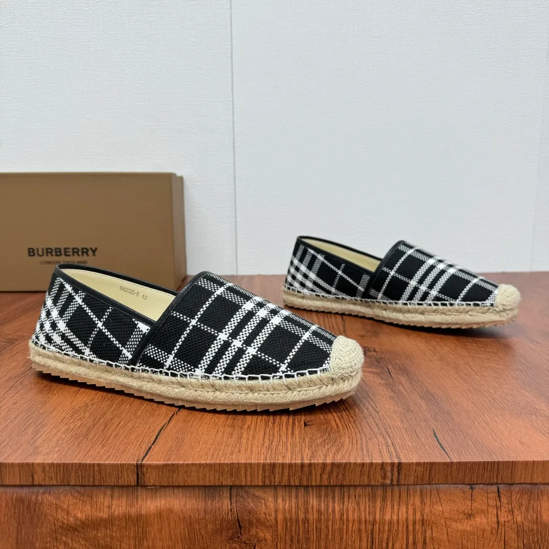 Batch 600 Burberry/Burberry new summer men's embroidered straw fisherman shoes, cool slip-on straw shoes! Encounter British fashion with Burberry espadrilles, a perfect blend of classic and fashionable. The unique printing on the upper is a manifestation of the brand's style. Every color and every pattern tells the story of England. Straw soles bring a natural texture, comfortable and chic. Whether you are strolling in the city streets or heading to the beach for vacation, it can add elegance and charm to you, easily become the center of attention, and start your own fashion journey. Classic knitted canvas upper, with thin calfskin lining suitable for summer, straw lining, genuine leather patch at the bottom of the heel, hemming technology, and Mark stitching details! Anti-slip rubber bottom layer, integrated injection molding of large LOGO letters and badges, multiple colors and styles to choose from, complete package! Size: 39-40-41-42-43-44 Normal size Item number: 2025-5 knitted black